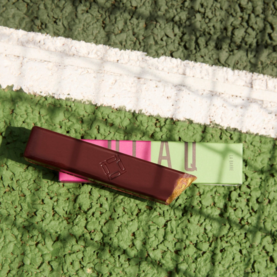 THE DARK COATED PISTACHIO PRALINE SNACK BAR