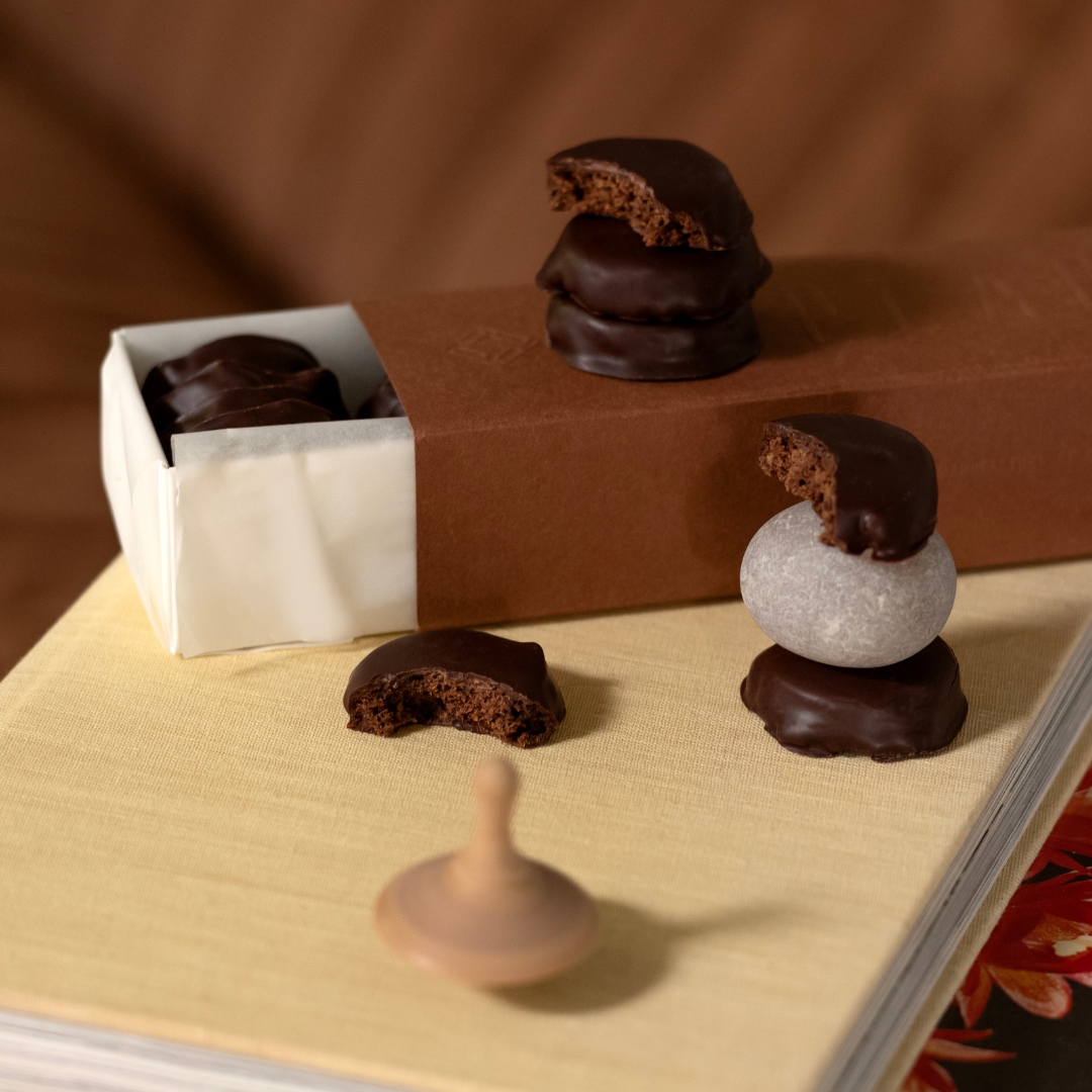DARK CHOCOLATE COATED DIAMOND SHORTBREAD BISCUITS