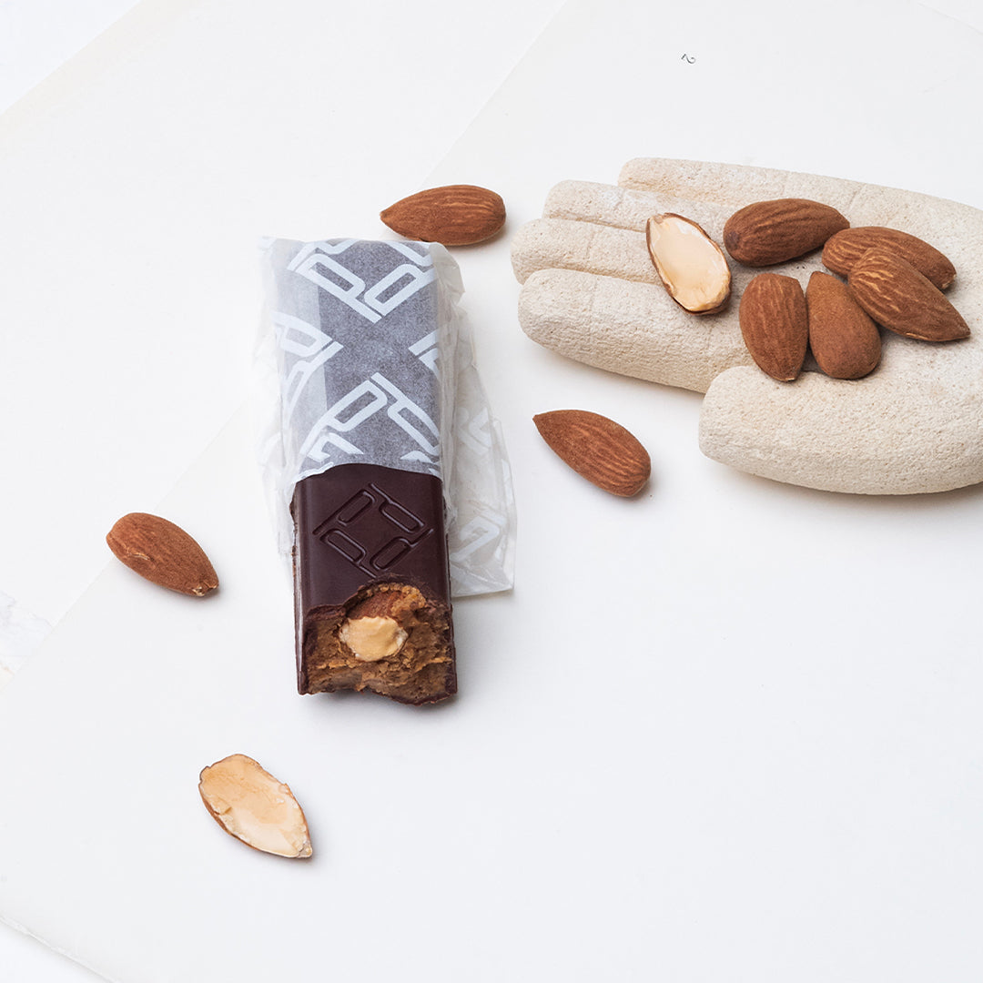 THE PURE DARK COATED ALMOND PRALINÉ SNACK BAR 