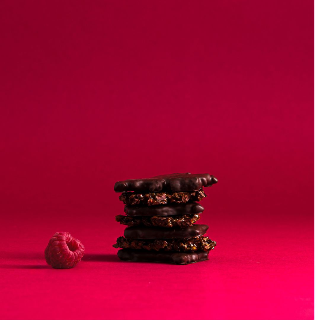 CRUNCHY FRAGMENTS PURE DARK COCOA NIBS CARAMELIZED WITH RASPBERRIES