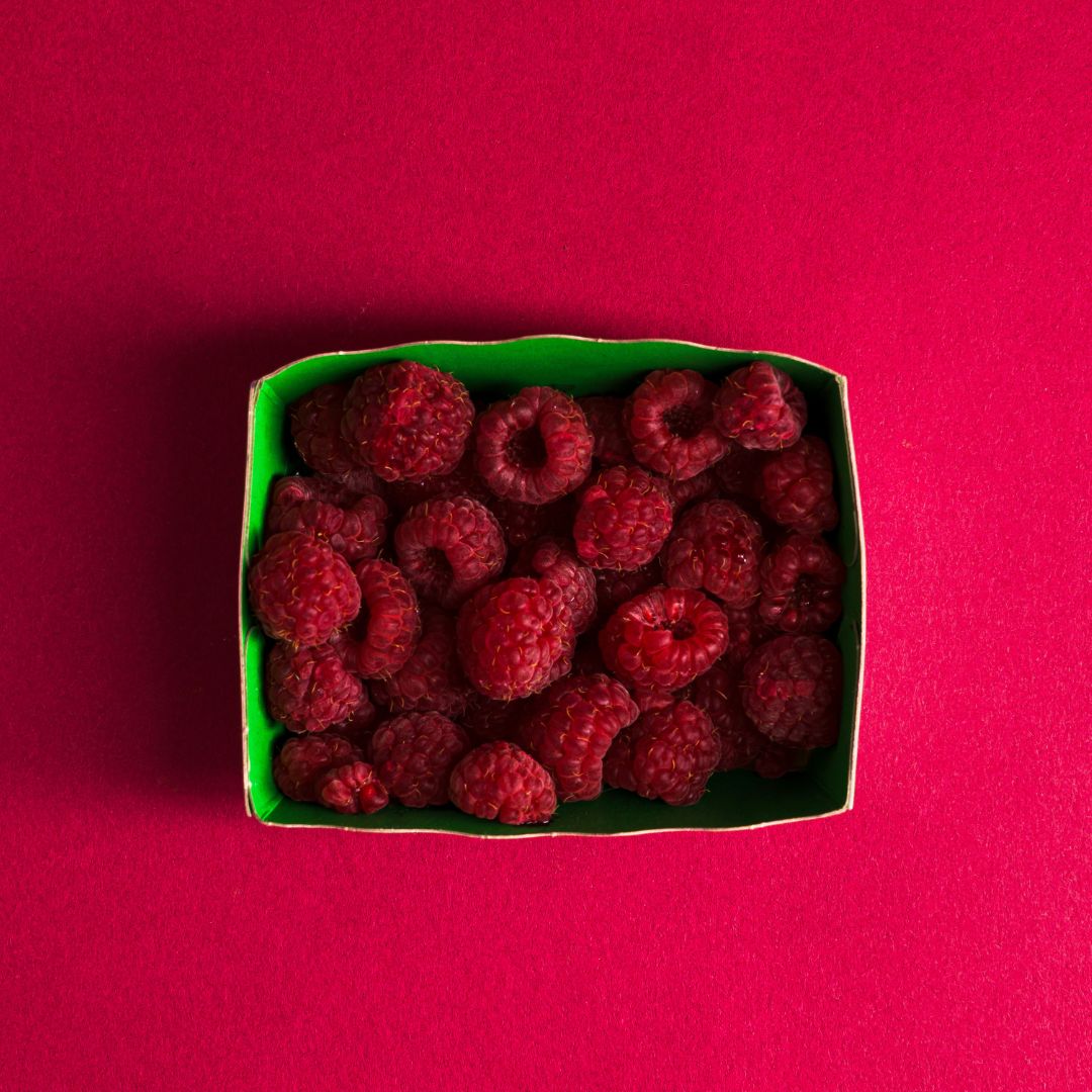 CRUNCHY FRAGMENTS PURE DARK COCOA NIBS CARAMELIZED WITH RASPBERRIES