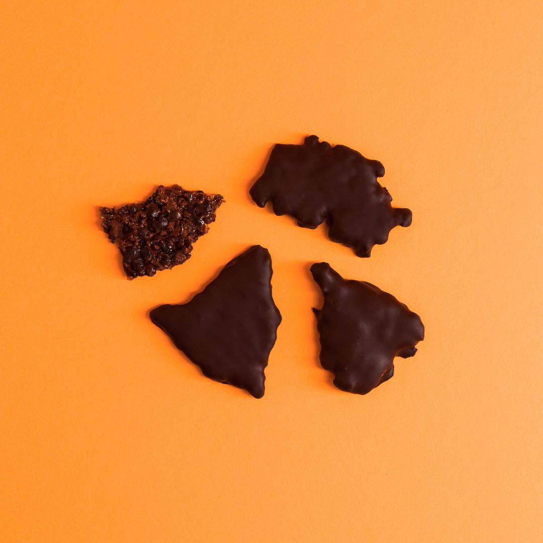 FRAGMENTS CROQUANTS NOIR GRUÉ DE CACAO CARAMÉLISÉ À LA PASSION