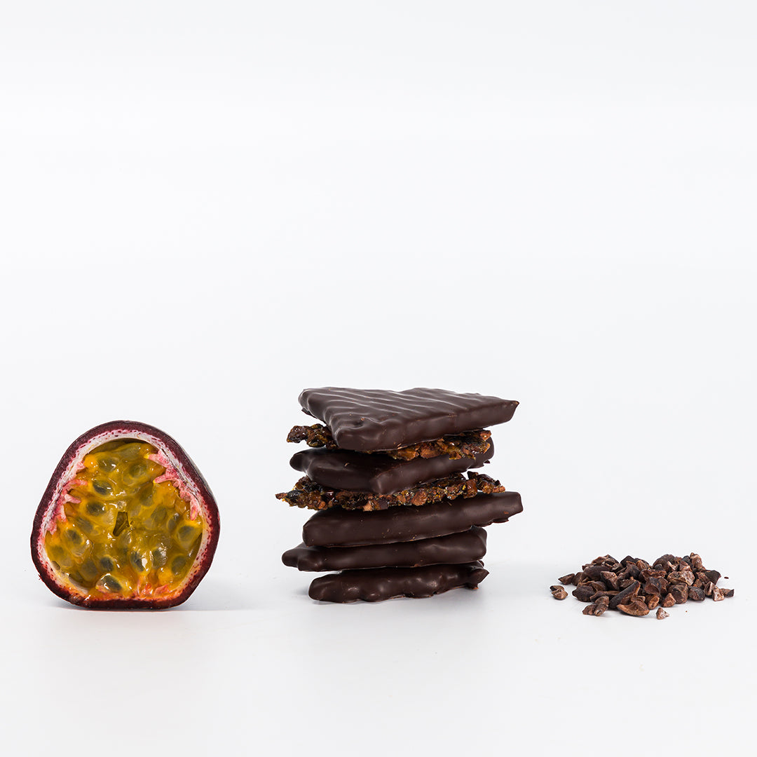 Fragments noir grué de cacao caramélisé fruit de la passion