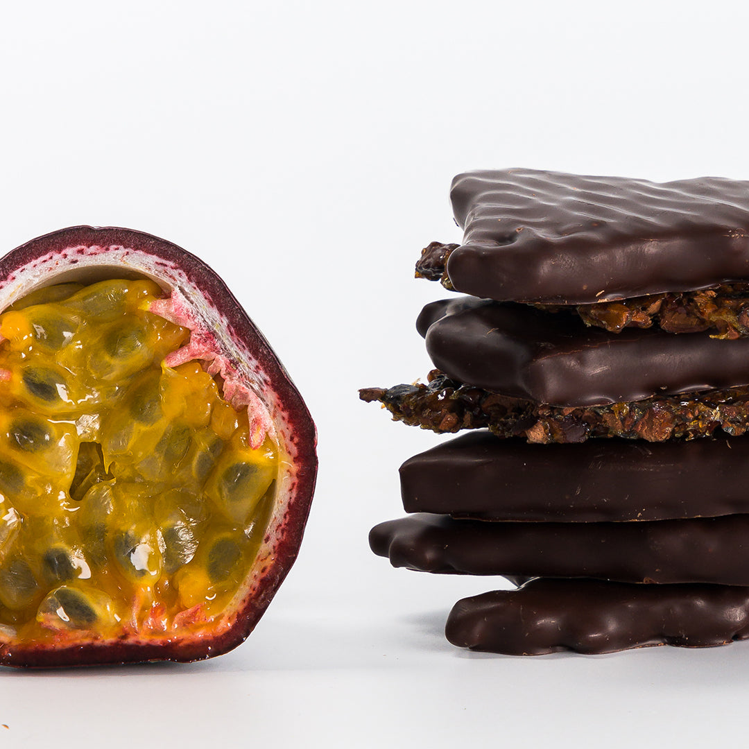 Fragments noir grué de cacao caramélisé fruit de la passion