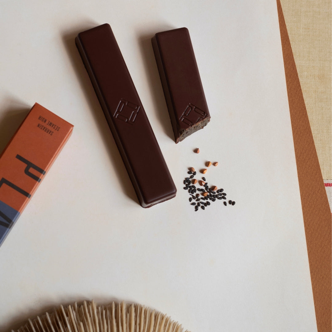 THE DARK COATED BUCKWHEAT AND BLACK SESAME SNACK BAR 
