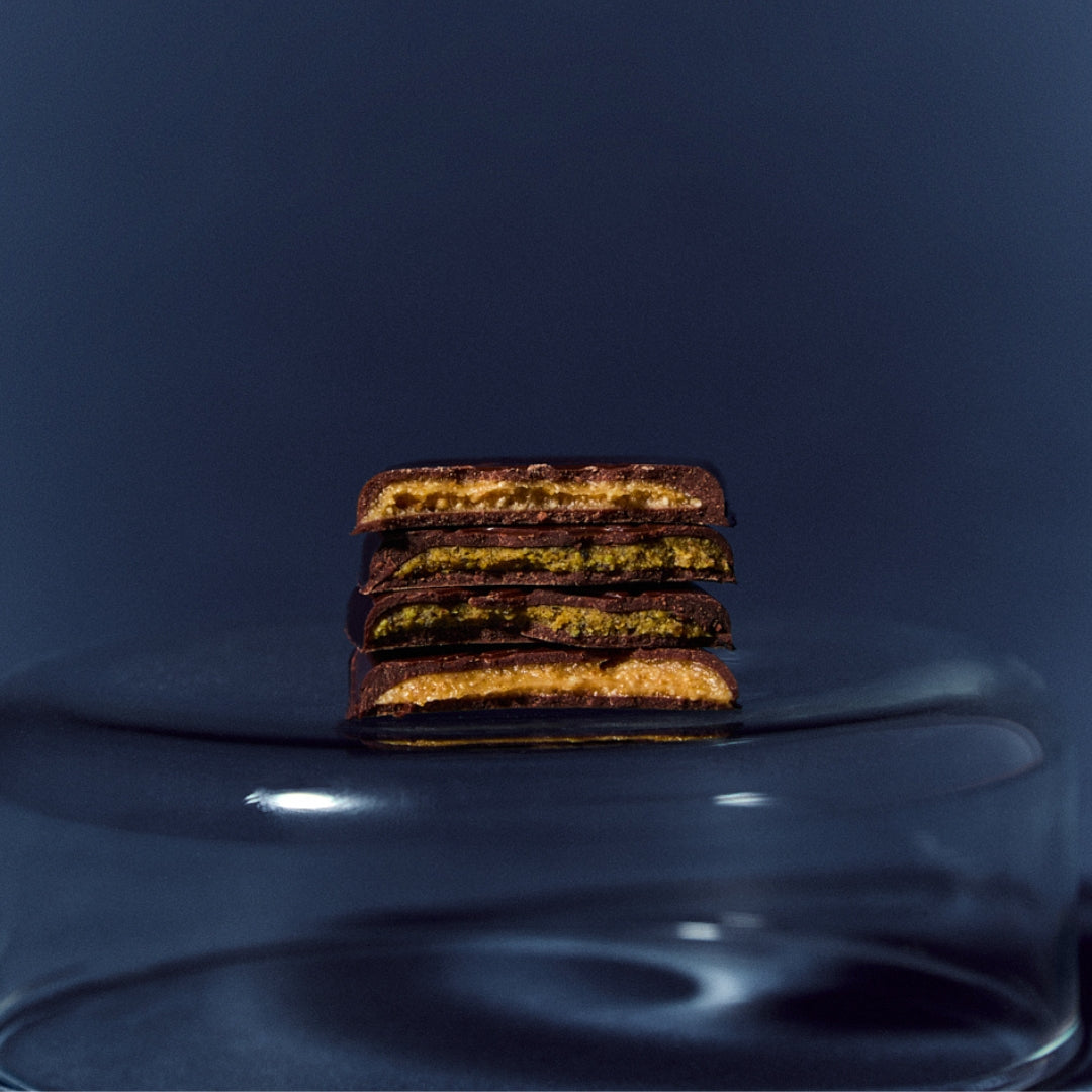 BOÎTE 36 NANO NOIR PRALINÉ NOISETTES ET PISTACHES & LAIT PRALINÉ NOISETTES