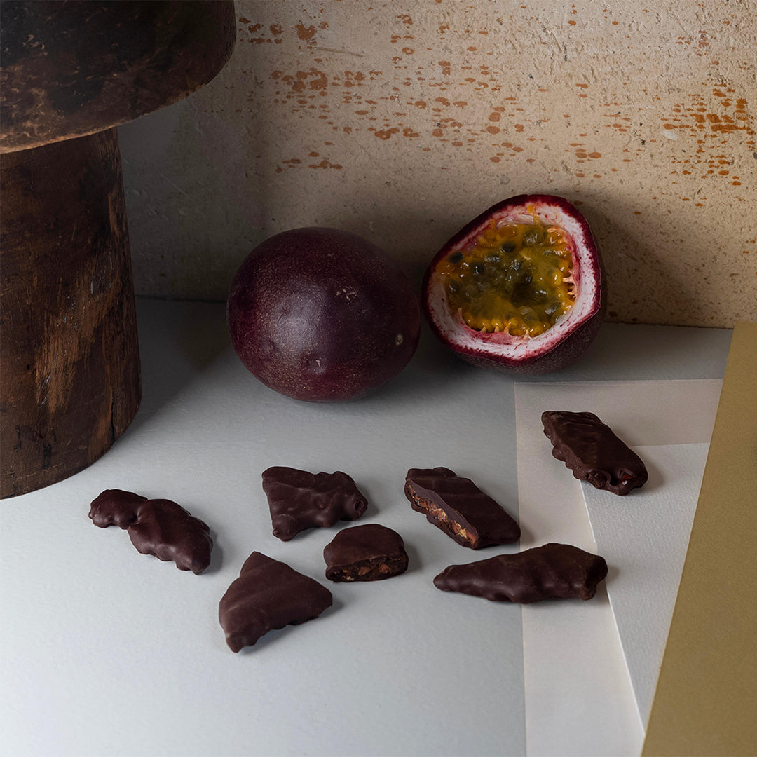 Fragments noir grué de cacao caramélisé fruit de la passion