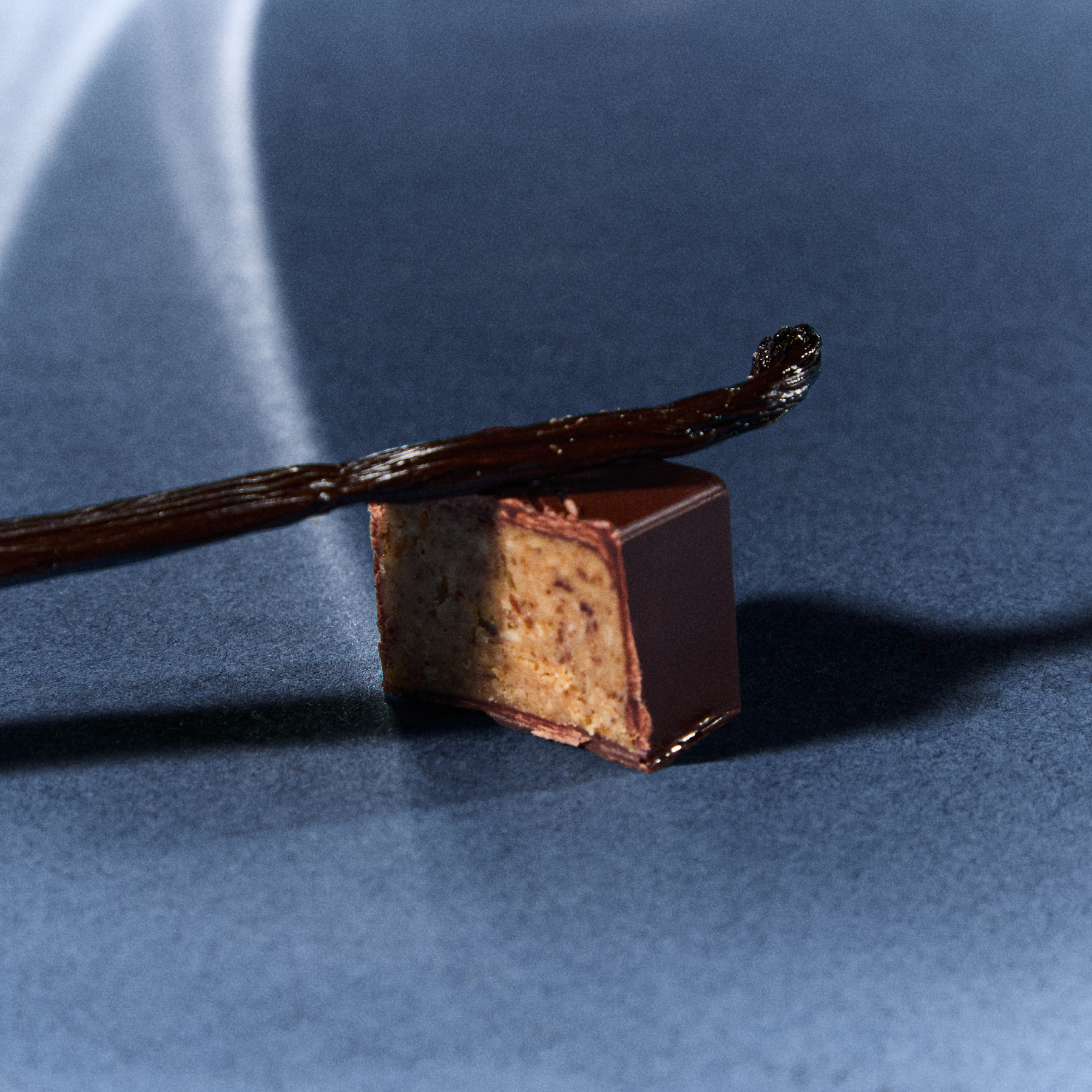 BOX OF 16 DARK-COATED BONBONS, MIX OF 2 ALMOND PRALINES